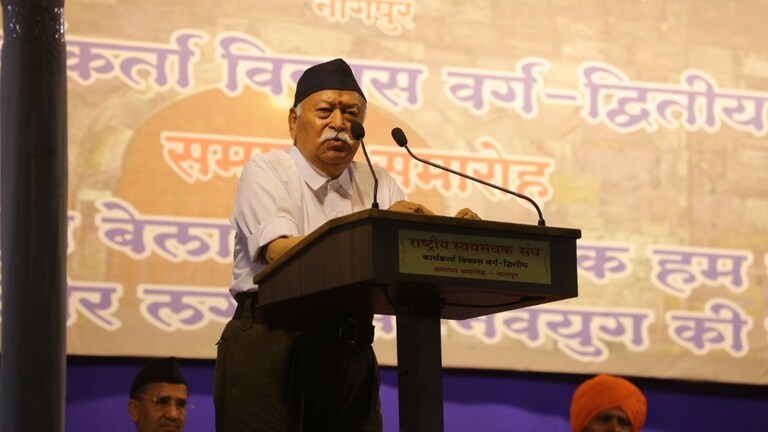 Mohan Bhagwat : "मणिपूरकडे लक्ष द्या, सहमतीने देश चालवा", RSS ने पिळले केंद्राचे कान Mumbai Tak