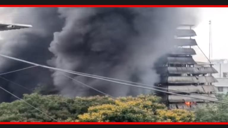 Dombivli MIDC Fire News : डोंबिवलीत पुन्हा एका कंपनीत अग्नितांडव! शाळेजवळ असलेल्या कारखान्याला आग डोंबिवलीतील कंपनीला आग लागल्यानंतरची दृश्ये