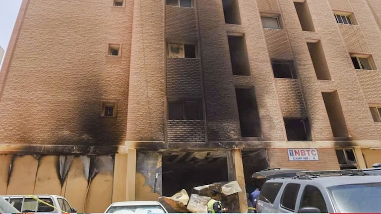 Kuwait Fire: लालची मालकामुळे 40 भारतीय जळून खाक, हादरवून टाकणारी घटना कुवैतमध्ये एका इमारतीला लागलेल्या भीषण आगीत 43 भारतीयांचा मृत्यू झाल्याची घटना घडली आहे.