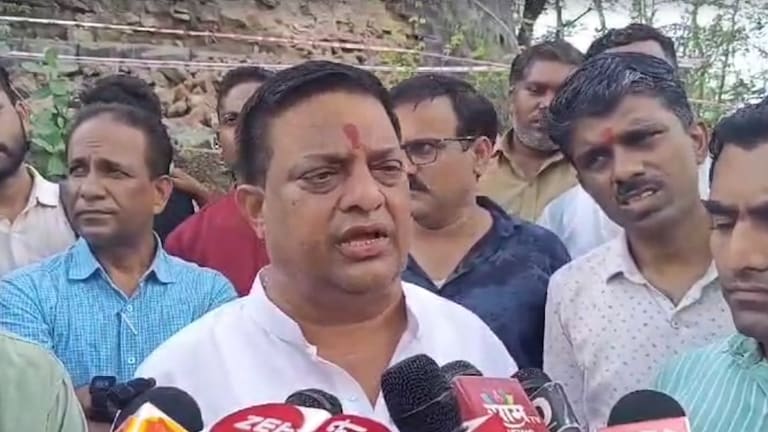 Kalyan: एक फोन आणि दुर्गाडी किल्ल्याच्या कामाचे आदेश.. खासदार बाळ्या मामा अॅक्टिव्ह मोडवर! खासदार बाळ्या मामा अॅक्टिव्ह मोडवर!