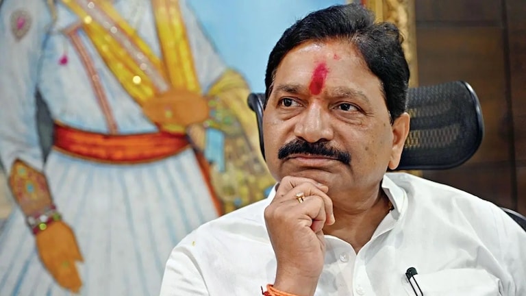 Ravindra Waikar : वायकरांची खासदारकी राहणार की जाणार? 'निकाल' संशयाच्या भोवऱ्यात! ुंबई पोलिसांनी नवनिर्वाचित खासदार रवींद्र वायकर यांच्या नातेवाईकासह दोन जणांविरुद्ध गुन्हा दाखल केला आहे.