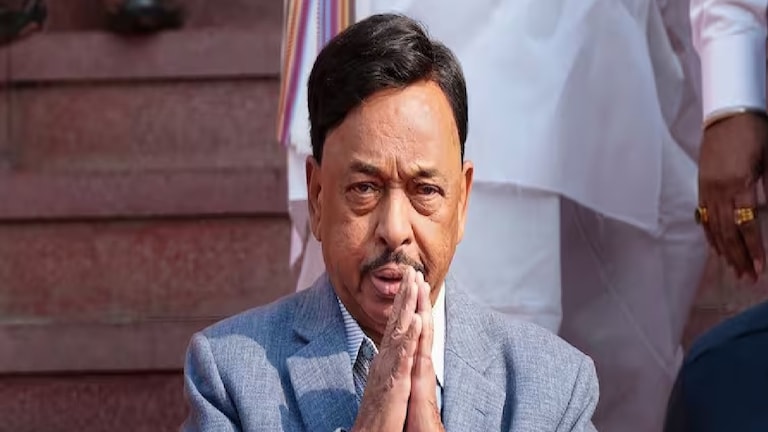 Narayan Rane : ''नारायण राणे भ्रष्ट मार्गाने निवडून आले, निवड रद्द करा''; निवडणूक आयोगाला कारवाईसाठी नोटीस नारायण राणे यांचे पुत्र आमदार नितेश राणे यांनी जाहीर सभा घेऊन मतदारांना धमकावले.
