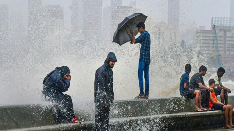 Mumbai Rain Update : मुंबईला 'ऑरेंज अलर्ट'; 'या' जिल्ह्यांना 'अति मुसळधार'चा इशारा! भारतीय हवामान विभागाने (IMD)मुंबई, ठाणे आणि नवी मुंबईसाठी ऑरेंज अलर्ट जारी केला केला आहे.