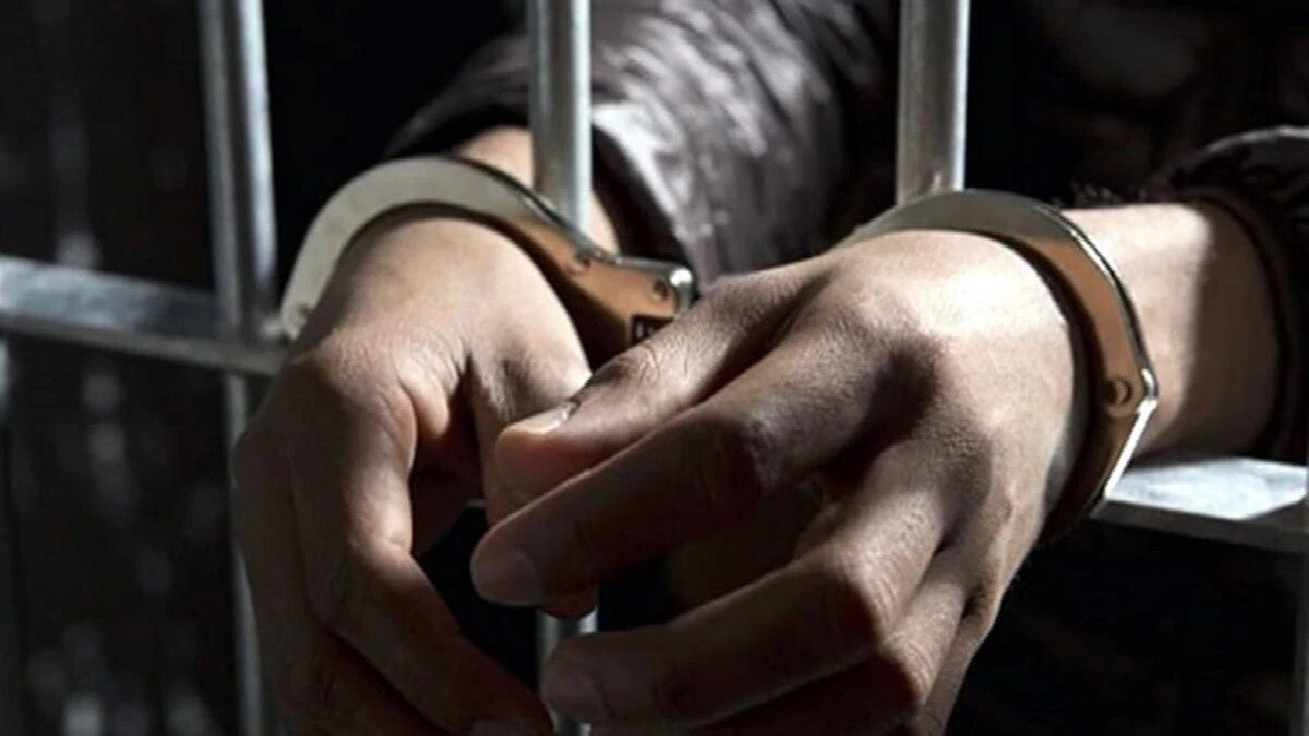 आक्षेपार्ह पत्रक छापून वाटणाऱ्या आरोपीला अटक करण्यात पोलिसांना यश आले आहे. 