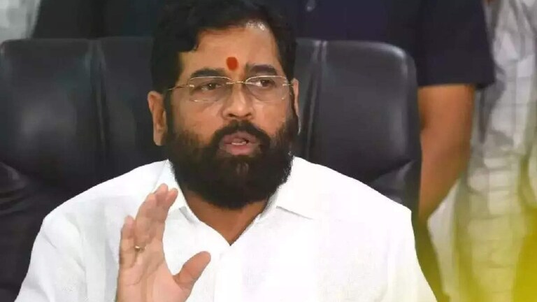 Eknath Shinde : मोठी बातमी! भंडाऱ्यात मुख्यमंत्र्यांच्या ताफ्यातली बोट बुडाली भंडाऱ्यात जलपर्यटनाच्या भूमिपूजनासाठी मुख्यमंत्र्यांच्या ताफ्यासोबत जाणारी बोट बुडाल्याची घटना घडली आहे.