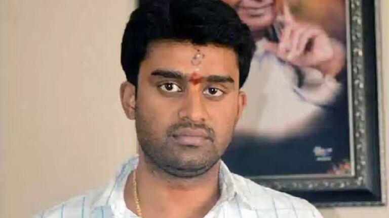 Prajwal Revanna Brother : फार्महाऊसवर अनैसर्गिक सेक्स, एचडी देवगौडा यांचा दुसरा नातू अडकला सेक्स स्कँडल प्रकरणात कर्नाटक सेक्स स्कँडलमध्ये अडकलेला प्रज्वल रेवन्ना याचा भाऊ सूरज रेवन्ना यालाही हसन पोलिसांनी अटक केली आहे.