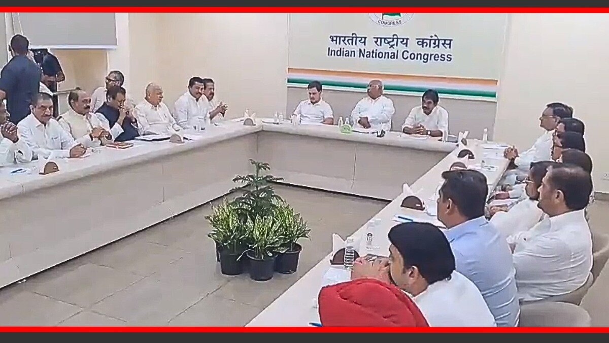 Maha Vikas Aghadi : काँग्रेस नेत्यांना राहुल गाधींचा 'मेसेज', महाराष्ट्राबद्दल 2 तास खलबतं राहुल गांधी, मल्लिकार्जून खरगे यांच्या उपस्थितीत महाराष्ट्र काँग्रेसची दिल्लीत बैठक झाली.