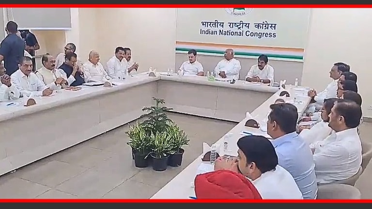 Maha Vikas Aghadi : काँग्रेस नेत्यांना राहुल गाधींचा 'मेसेज', महाराष्ट्राबद्दल 2 तास खलबतं राहुल गांधी, मल्लिकार्जून खरगे यांच्या उपस्थितीत महाराष्ट्र काँग्रेसची दिल्लीत बैठक झाली.