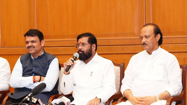 'मुख्यमंत्री बदलणार, देव पाण्यात बुडवून ठेवलेले...', फडणवीस-पवार बाजूला अन् CM शिंदेंचा विरोधकांवर निशाणा फडणवीस-पवार बाजूला अन् CM शिंदेंचा विरोधकांवर निशाणा