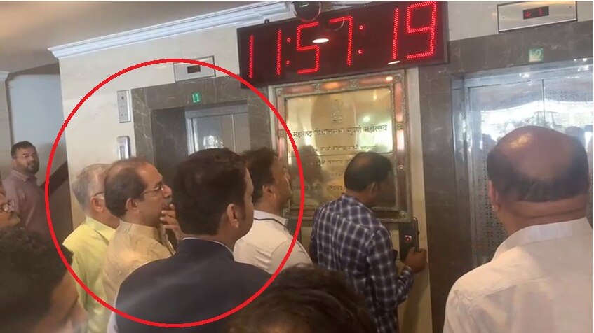 मोठी बातमी... ठाकरे-फडणवीसांची भेट, लिफ्टच्या बंद दाराआड काय ठरलं?