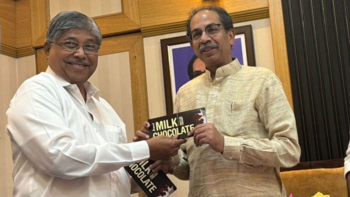 Maharashtra Monsoon Session 2024: चंद्रकांत पाटलांचं उद्धव ठाकरेंना चॉकलेट, कोणाला केलं चेकमेट? चंद्रकांत पाटलांचं उद्धव ठाकरेंना चॉकलेट, कोणाला केलं चेकमेट?