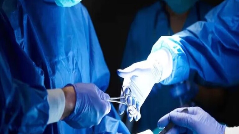 Thane : पायाऐवजी प्रायव्हेट पार्टवरच...; ठाण्यात डॉक्टरचा भलताच कारनामा डॉक्टरांच्या निष्काळजीपणामुळे शहापूर उपजिल्हा रूग्णालयात ही घटना घडली आहे.