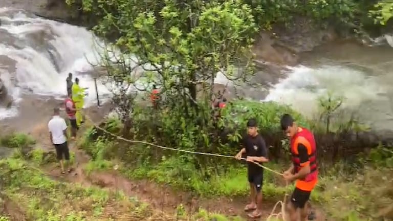 Bhushi Dam : क्षणार्धात होत्याचं नव्हतं झालं, अख्खं कुटुंब भुशी डॅममध्ये...काय घडलं?  दोघांचे मृतदेह हाती आले आहेत आणि इतर तिघांचा शोध घेतला जात आहे.