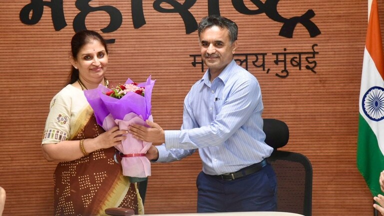IAS Sujata Saunik : महाराष्ट्राला मिळाली पहिली महिला मुख्य सचिव, कोण आहेत सौनिक? महाराष्ट्राला मिळालेल्या पहिला महिला मुख्य सचिव नेमक्या कोण आहेत?