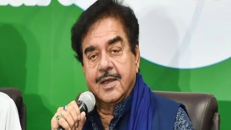 Shatrughan Sinha : शत्रुघ्न सिन्हांची प्रकृती बिघडली, मोठं कारण आलं समोर सोनाक्षी सिन्हा आणि झहीर इक्बाल देखील वडिलांच्या भेटीला रुग्णालयात दाखल झाल्या होत्या.