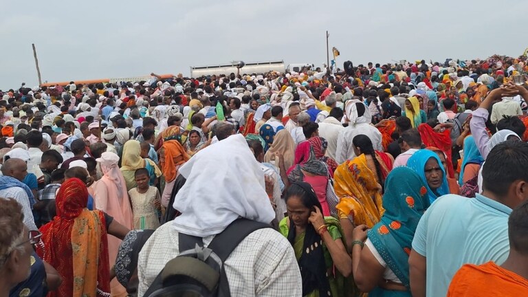Hathras stampede: बाबाचा सत्संग बेतला जीवावर, 100 हून अधिक लोकांचा एका झटक्यात मृत्यू! 100 हून अधिक लोकांचा एका झटक्यात मृत्यू!
