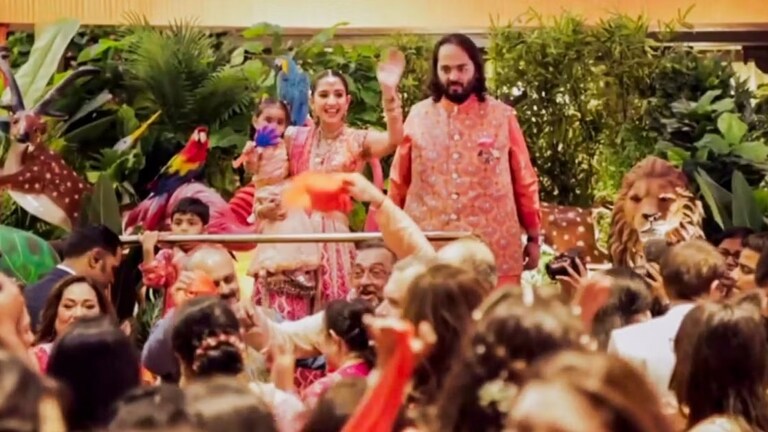 Ambani: अनंत-राधिकाच्या लग्नापूर्वीच्या विधींना सुरूवात; अंबानी-मर्चंट कुटुंबीयांची धमाल-मस्ती! Mumbai Tak
