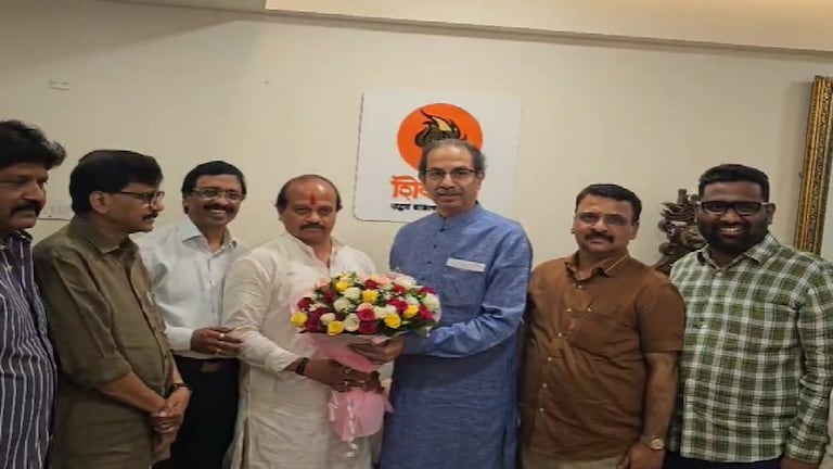 Vasant More : तारीख ठरली! वसंत मोरे 'या' दिवशी ठाकरे गटात प्रवेश करणार, विधानसभेचे तिकीट मिळणार? वसंत मोरे (Vasant more) यांनी आज मातोश्रीवर जाऊन शिवसेना पक्षप्रमुख उद्धव ठाकरे (udhhav thackeray) यांची भेट घेतली होती.