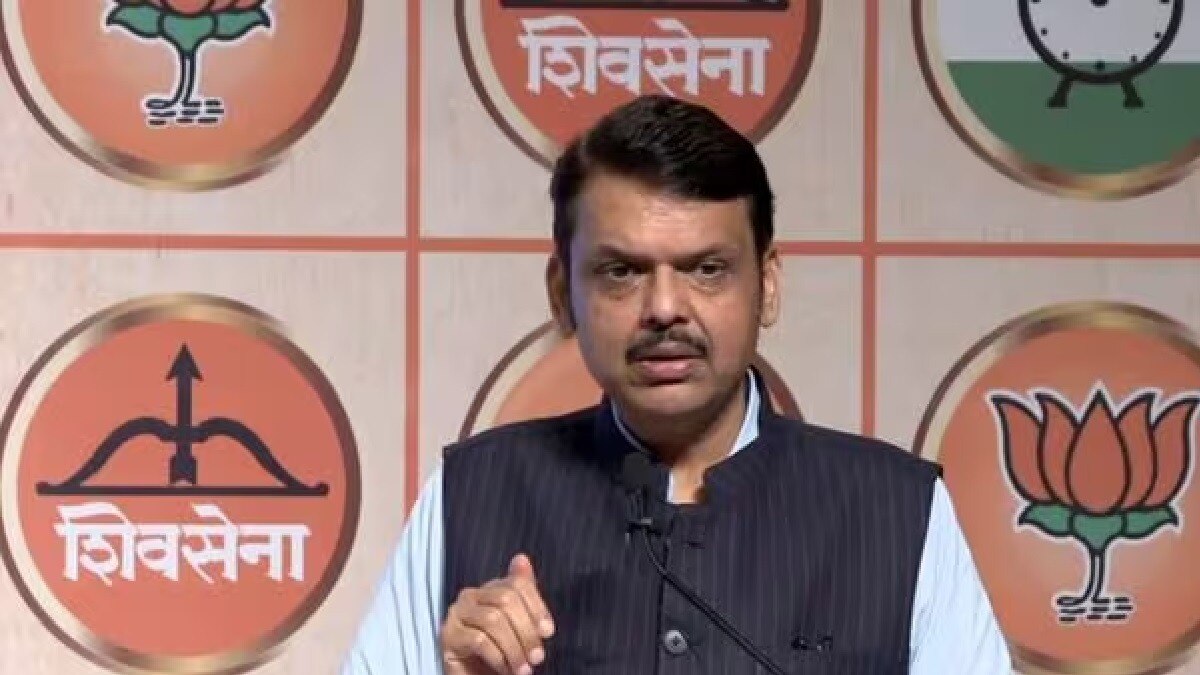 आपलेच प्रवक्ते एकमेकांच्या विरोधात काय काय बोलतात.