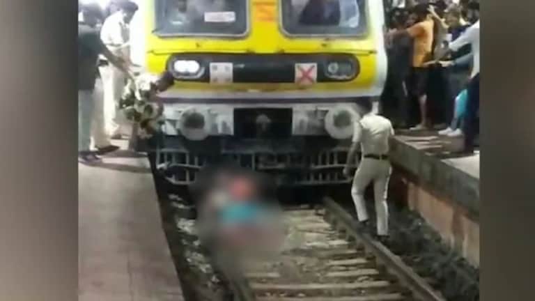 Belapur Train Accident : लोकल पकडायला गेली अन् दोन्ही पाय..., नवी मुंबईत थरकाप उडवणारी घटना गर्दी दरम्यान एक महिला रुळावर कोसळल्याची घटना घडली आहे.