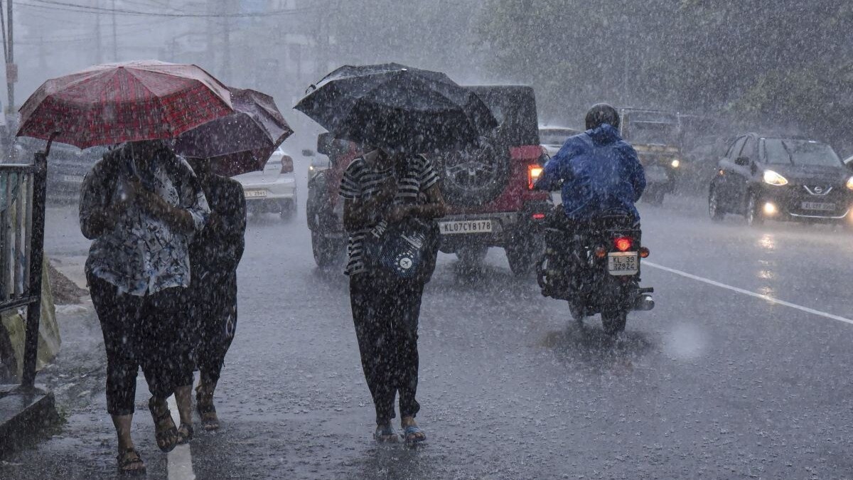 Mumbai Rain : मुंबईकरांनो, घराबाहेर पडू नका!, IMDचा इशारा काय? मुंबईकरांसाठी रेड अलर्ट जारी करण्यात आला आहे.