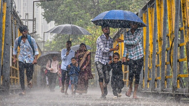 Mumbai Rain Update: अतिमुसळधार पावसाचा इशारा, मुंबई, ठाण्यातील सर्व शाळा-महाविद्यालयांना सुट्टी जाहीर मुंबई, ठाण्यातील सर्व शाळा-महाविद्यालयांना सुट्टी जाहीर