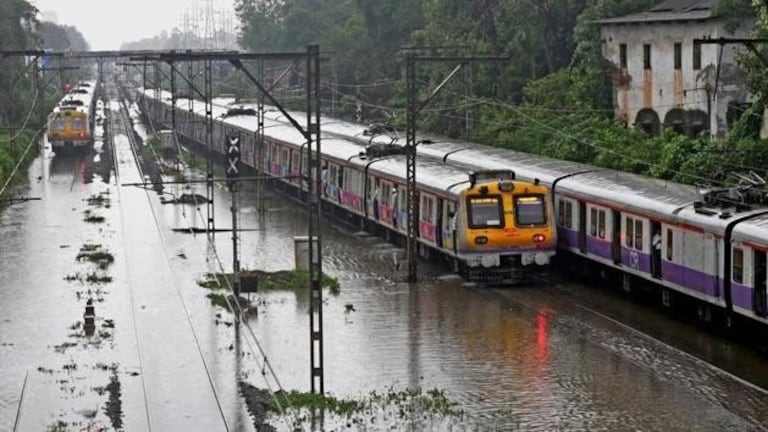 Mumbai Local: पश्चिम, मध्य आणि हार्बर लाईनवर लोकल सेवा सुरु आहे का? अपडेट काय? Mumbai Tak