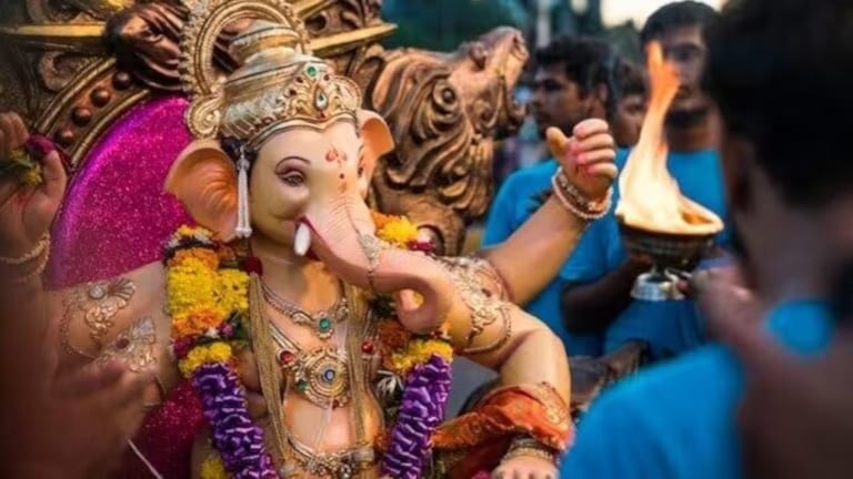 Vinayaka Chaturthi 2024: गणपती बाप्पाला प्रसन्न करण्यासाठी करा 'हे' उपाय Mumbai Tak