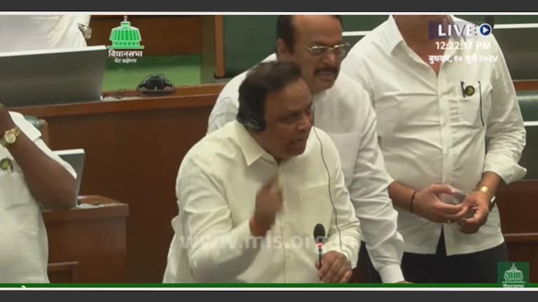 Maratha Reservation : 'कुणाचा मेसेज आला होता?', विधानसभेत प्रचंड घमासान आरक्षणाच्या मुद्द्यावरून विधानसभेत प्रचंड गदारोळ झाला.