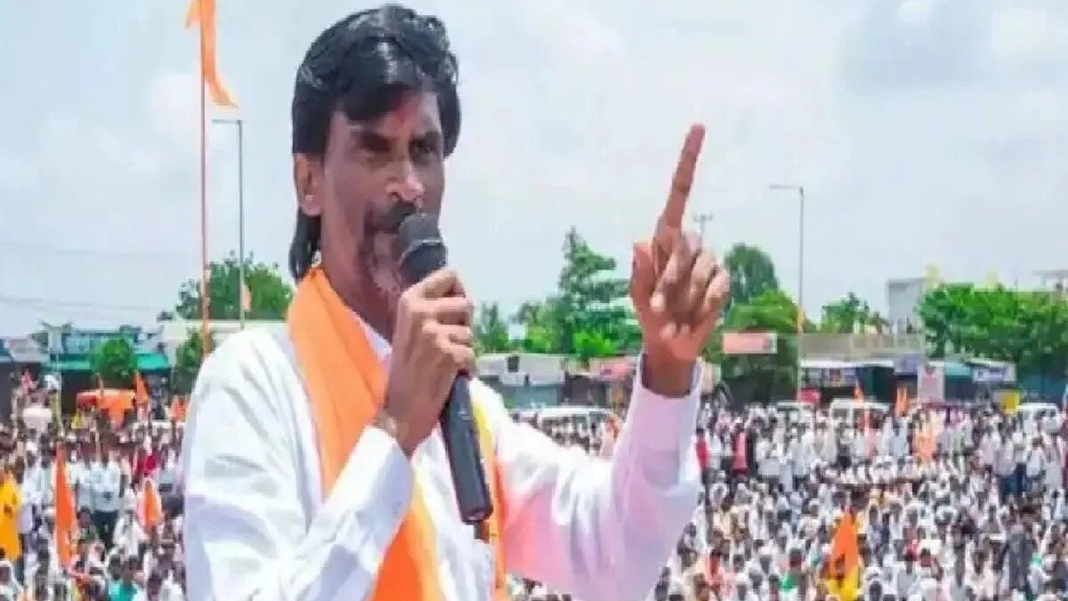 जरांगेंनी महायुती सरकार आणि महाविकास आघाडीला देखील फैलावर घेतले.