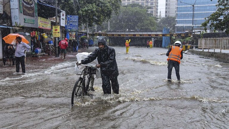 Mumbai Local Train : मुंबईत मुसळधार पावसाचा धुमाकूळ, मध्य रेल्वेची वाहतूक पुन्हा विस्कळीत! Mumbai Tak