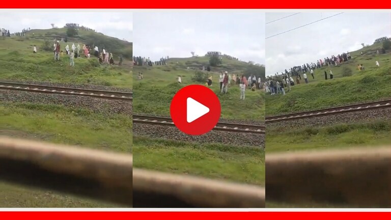 Mob Stone Pelting on Train : जळगावमध्ये धावत्या ट्रेनवर तुफान दगडफेक, व्हिडीओ व्हायरल नंदूरबार-भुसावळ पॅसेंजर ट्रेनवर दगडफेक करण्यात आल्याची घटना घडली.