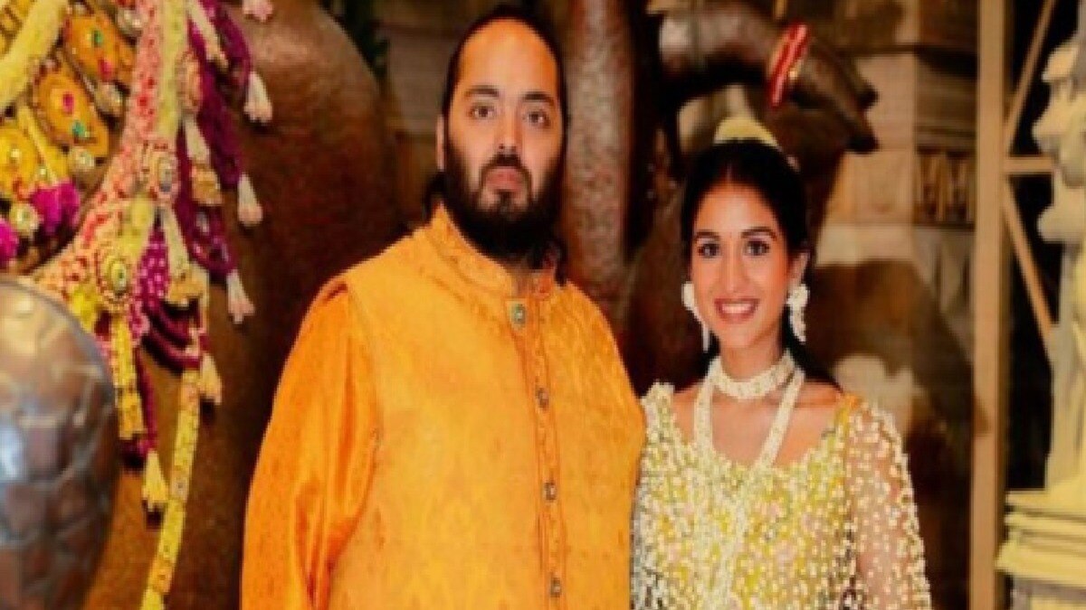 अनंत अंबानीच्या लग्नात दोघांनी  घुसखोरी केली होती. 