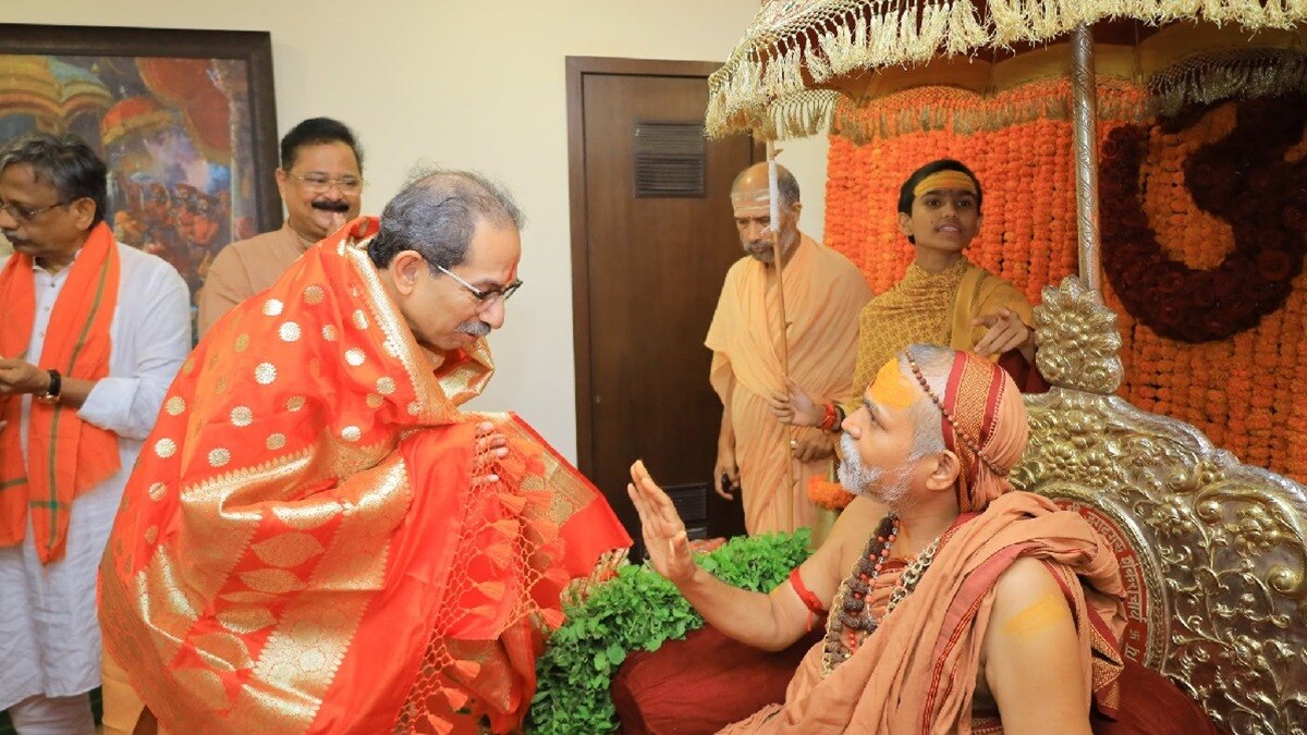 ठाकरे कुटुंबियांनी यांनी यावेळी शंकराचार्यांचे आशीर्वाद घेऊन पादुका पूजन केले. 