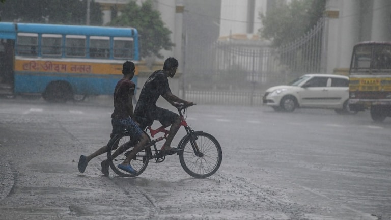 Mumbai Weather Update: मुंबईत आज मुसळधार पावसाची शक्यता, महाराष्ट्रात वरुणराजा कुठे-कुठे बरसणार? Mumbai Tak