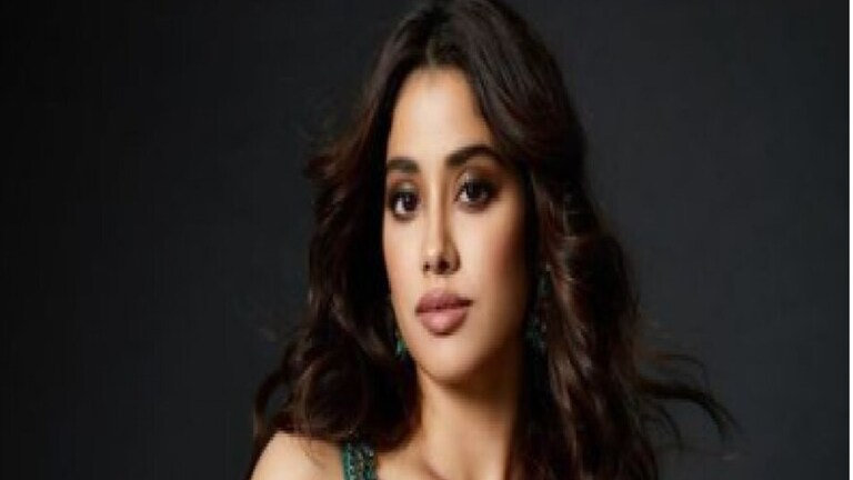 Janhvi Kapoor Hospitalized : जान्हवी कपूर रूग्णालयात दाखल, नेमकं झालं काय? बॉलिवूड अभिनेत्री जान्हवी कपूरची अचानक प्रकृती बिघडली आहे.