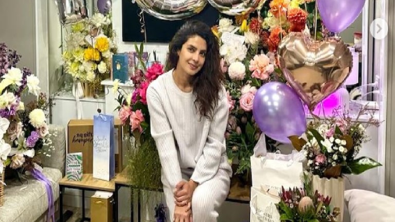 Priyanka Chopra : 'देसी गर्ल'ला मिळालं 'देसी' बर्थडे सरप्राईज, निक जोनसने काय दिलं? निक जोनसने प्रियांकाला (Priyanka Chopra) दिलेल्या बर्थडे सरप्राईजची खूप चर्चा रंगली आहे.