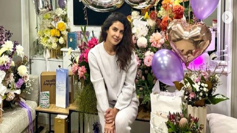 Priyanka Chopra : 'देसी गर्ल'ला मिळालं 'देसी' बर्थडे सरप्राईज, निक जोनसने काय दिलं? निक जोनसने प्रियांकाला (Priyanka Chopra) दिलेल्या बर्थडे सरप्राईजची खूप चर्चा रंगली आहे.