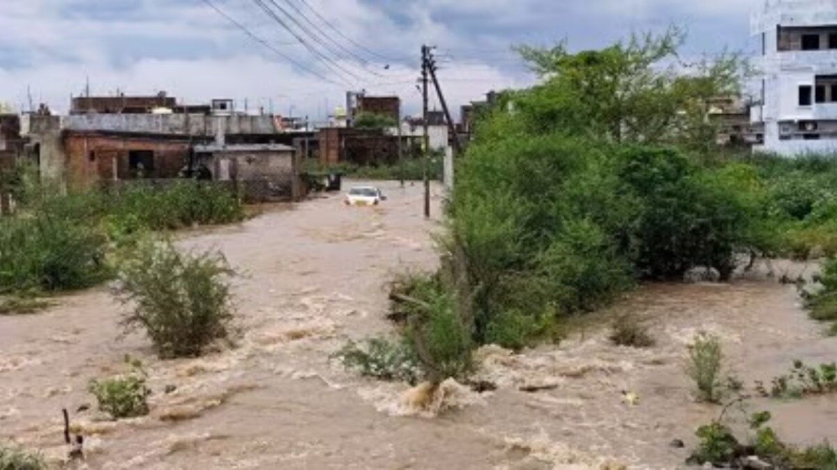 अतिवृष्टीमुळे  तीन व्यक्ती पाण्याच्या प्रवाहात वाहून गेल्याची दुदैवी घटना घडली होती.