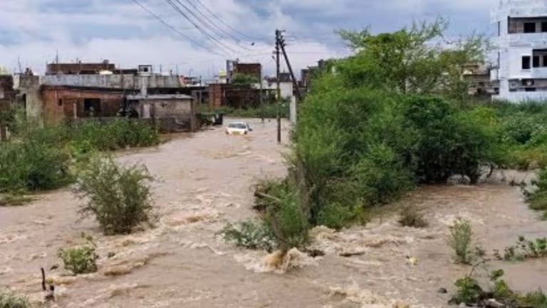 Nagpur : पावसाने घेतला दोन जणांचा जीव, एक अजूनही बेपत्ता अतिवृष्टीमुळे तीन व्यक्ती पाण्याच्या प्रवाहात वाहून गेल्याची दुदैवी घटना घडली होती.