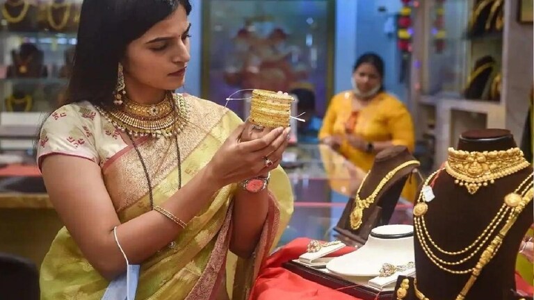 Gold Rate: एका झटक्यात सोनं 4000 रुपयांनी स्वस्त, अर्थमंत्र्यांची फक्त 'ती' घोषणा अन्... Mumbai Tak