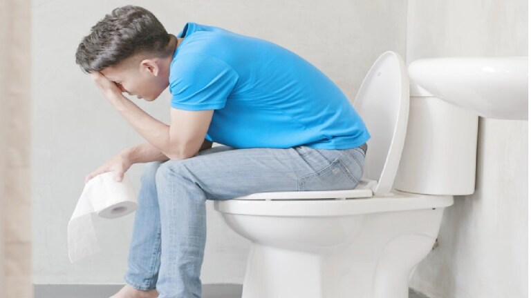 Health Tips : जोर लावूनही पोट साफ होत नाही? 'हे' उपाय केल्यास झटपट होईल समस्या दूर  एकदा मल घट्ट झाला की तासनतास टॉयलेट सीटवर बसून राहावं लागतं.