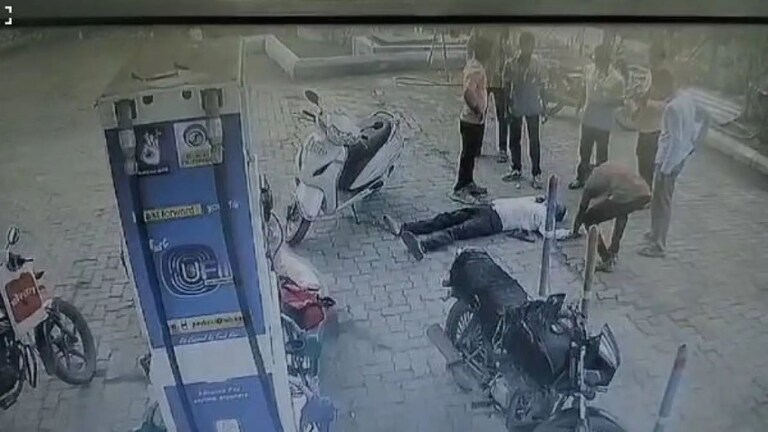 Video : पेट्रोल पंपाच्या रांगेत अचानक कोसळले, शिक्षकाला कसं गाठलं मृत्यूनं?  हल्ली हदयविकाराचा झटका कुणाला येईल याचा काही नाही नेम नाही आहे.