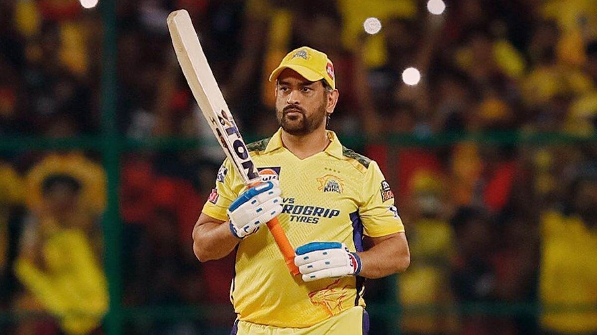 धोनीची चेन्नईचे मालक एन श्रीनिवासन यांच्याशी चर्चा झाली आहे. 