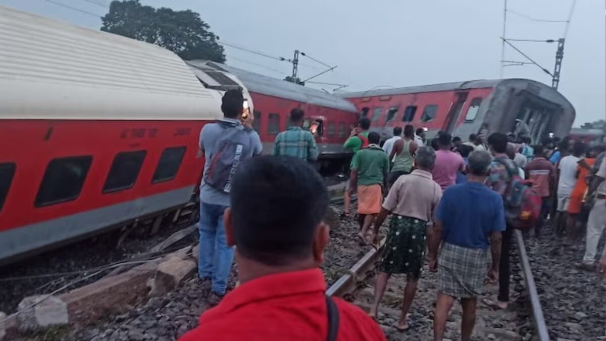 हावडा मुंबई एक्स्प्रेसचा झारखंडमध्ये अपघात झाला आहे. 