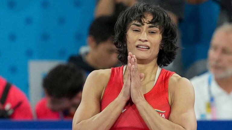 Vinesh Phogat Retirement: 'आई... मी हरले'; ऑलिम्पिकमध्ये अपात्र ठरल्यानंतर विनेश फोगाटची मोठी घोषणा! Mumbai Tak
