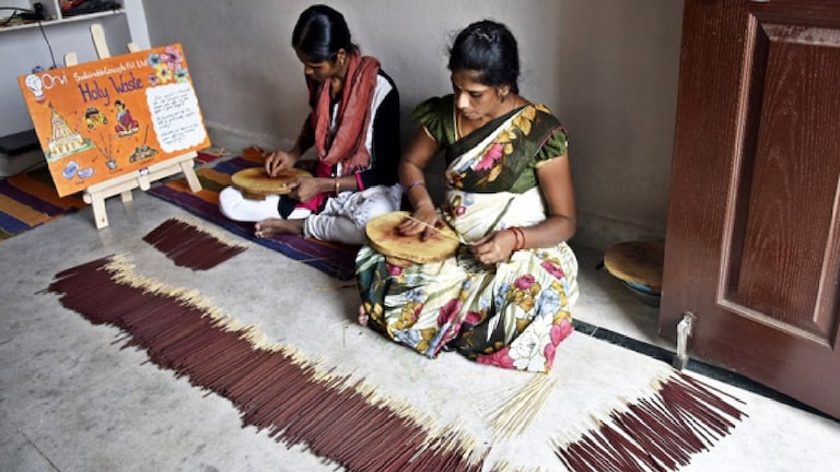 Agarbatti Packing Work From Home Job : घरबसल्या पॅकिंग करा अन् दर महिन्याला 40 हजार कमवा! आता तुम्ही घरबसल्या 30 ते 40 हजार कमावू शकता.