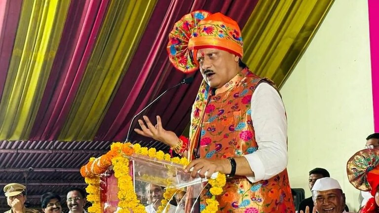 Ajit Pawar Jacket: अजितदादांचा पॅटर्नच वेगळा, आता गुलाबी जॅकेट नाही तर थेट... अजितदादांचा पॅटर्नच वेगळा