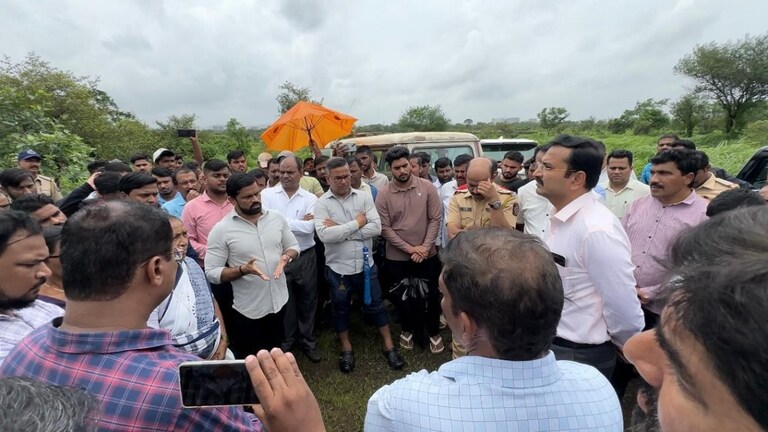 MNS : हेदुटणे, उत्तरशिव मधील जमीन हस्तांतरणास मनसेचा विरोध, गुरुचरण जागा रुग्णालयासाठी आरक्षित करण्याची मागणी मनसे आमदार राजू पाटील यांनी मुख्यमंत्र्यांकडे नाराजी व्यक्त केली आहे.