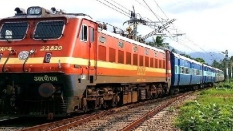 भारतीय रेल्वेत विविध पदांवर मेगा भरती! सरकारी नोकरीसाठी इच्छुकांनी लगेच करा अर्ज Mumbai Tak
